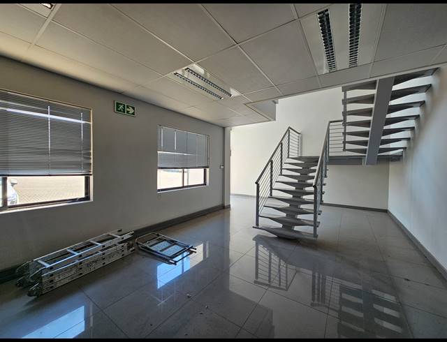 1,166M² WAREHOUSE TO LET IN LINBRO PARK